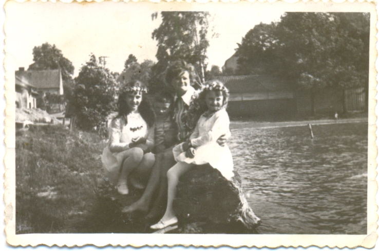 od lewej Gudrun Rucha, Gabriela Kalińska, plaża za mostkiem, w tle karczma